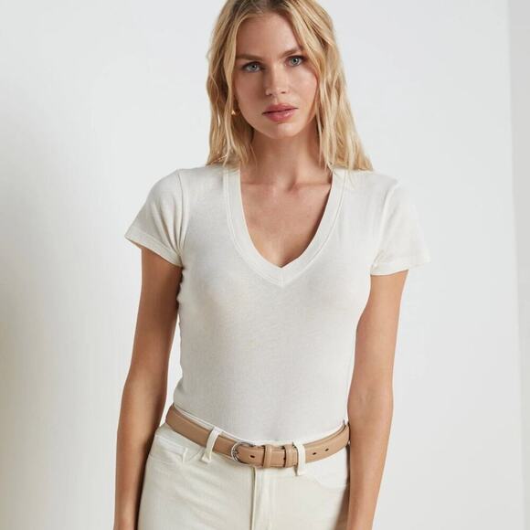 L'AGENCE Tops - L'AGENCE Classic Tee -  Becca fitted Vneck white - Size M